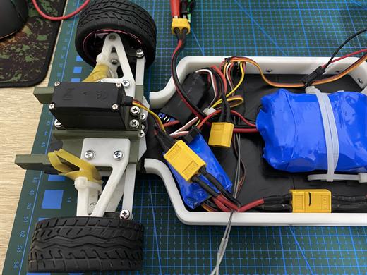 RC car ön görünüm